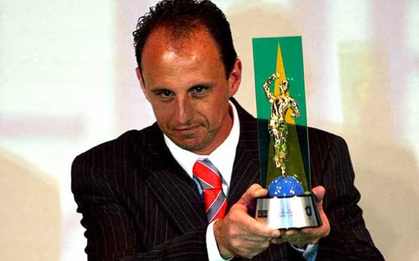 Rogério Ceni recebe prêmio de melhor jogador do Brasileiro de 2006
