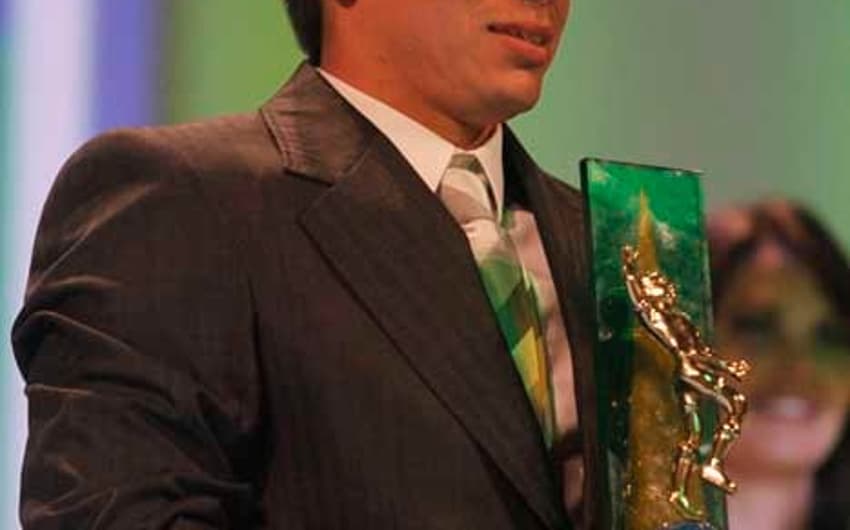 Conca ganhou o prêmio de craque do Brasileirão 2010, da CBF. Veja a seguir imagens da carreira do meia