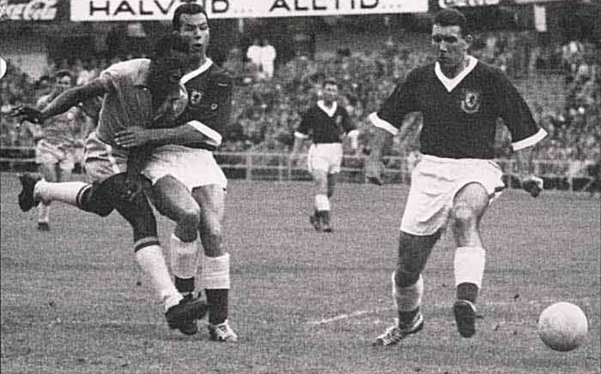 Logo aos 17 anos, Pelé jogou sua primeira Copa do Mundo, na Suécia em 1958, e foi o grande destaque