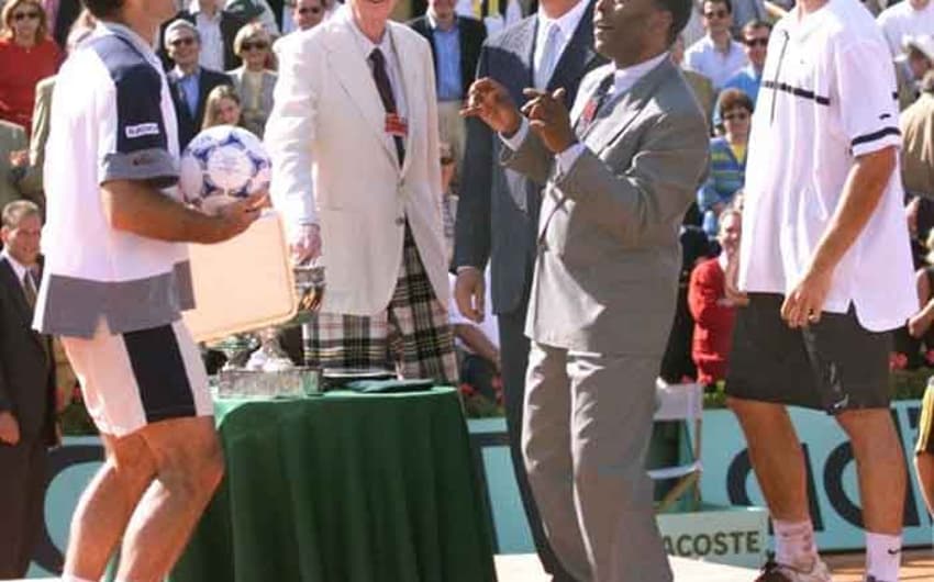 Pelé bate bola com o tenista espanhol Alex Corretja em Paris