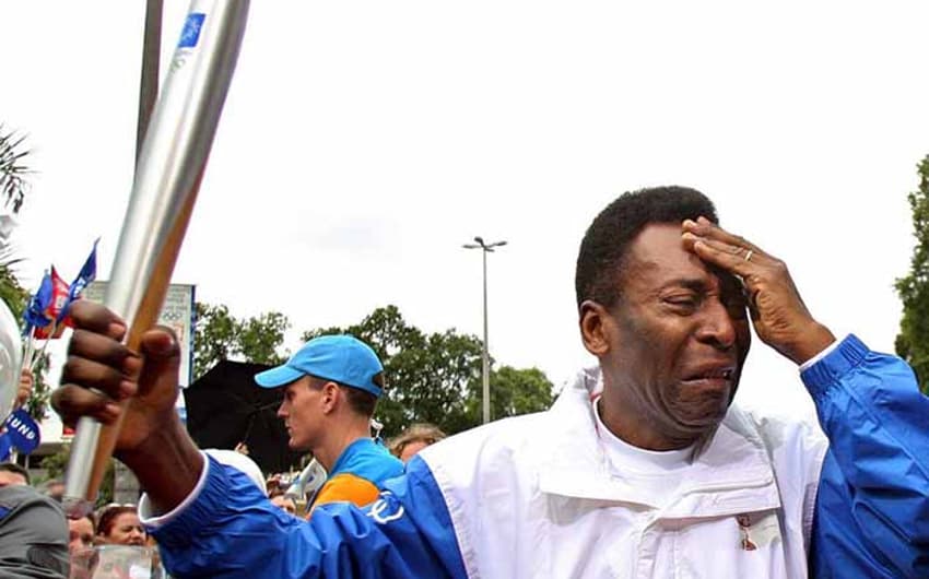Pelé se emociona ao carregar a tocha olímpica no Rio de Janeiro no ano de 2004