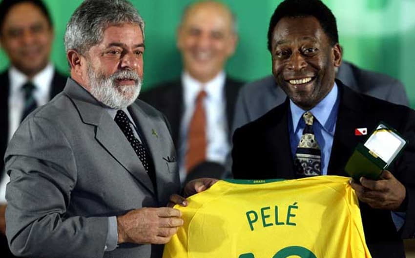Pelé posa com o então presidente do Brasil, Luiz Inacio Lula da Silva