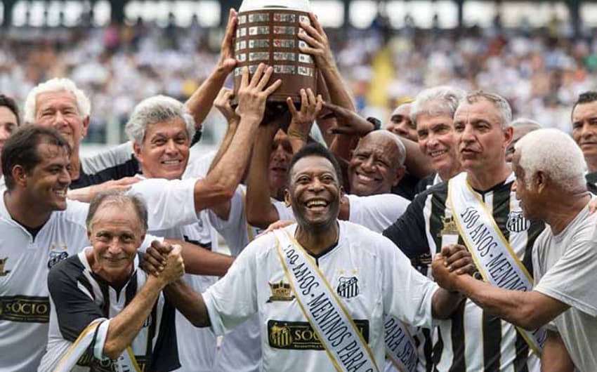 Pelé comemora com seus antigos parceiros o 100º aniversário do Santos, em 2012&nbsp;