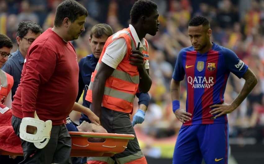 Iniesta se lesionou na partida contra o Valencia, neste sábado