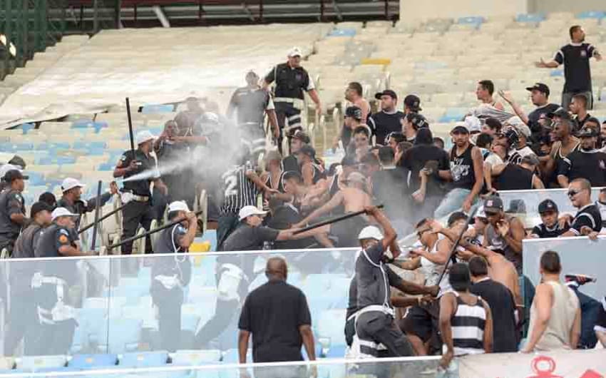 Corintianos foram presos após briga com PMs no Maracanã