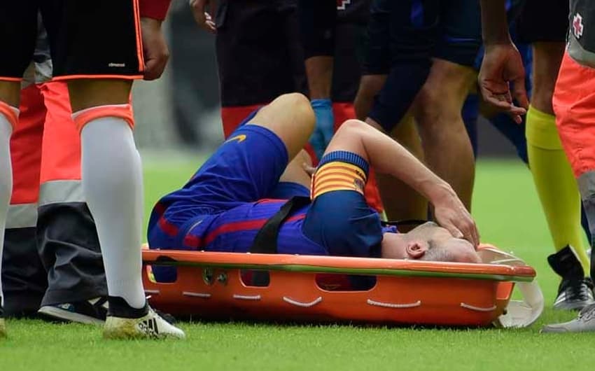 Iniesta, com lesão no joelho, volta só em janeiro ao Barcelona