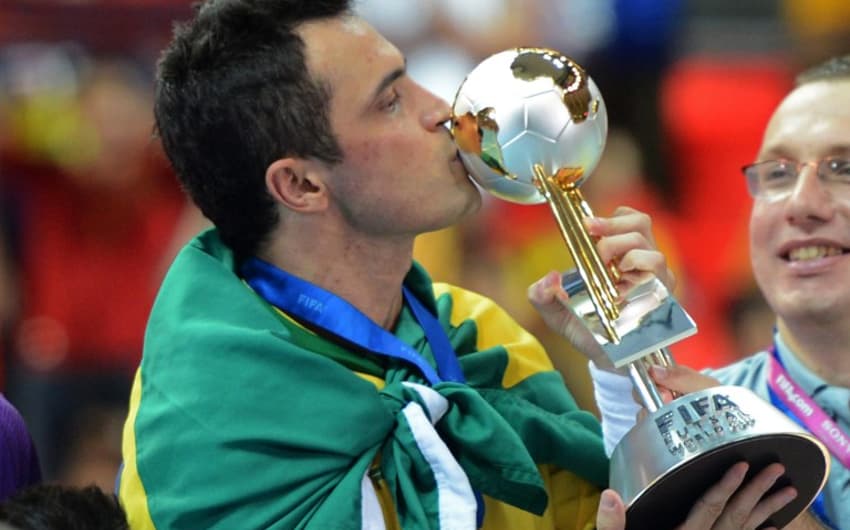 Falcão beija o troféu da Copa do Mundo de futsal de 2012