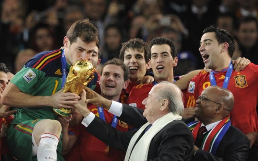 Casillas - Aos 37 anos, atualmente defende o Porto, sofreu um infarte durante um treino, mas passa bem. Na Copa do Mundo de 2010, era jogador do Real Madrid.<br>