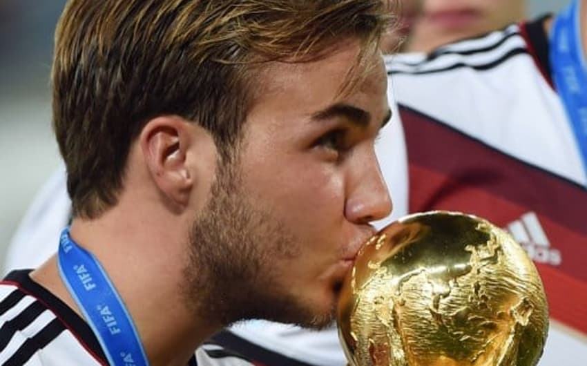 Herói do tetra da Alemanha, Götze beija o troféu da Copa do Mundo de 2014, no Maracanã