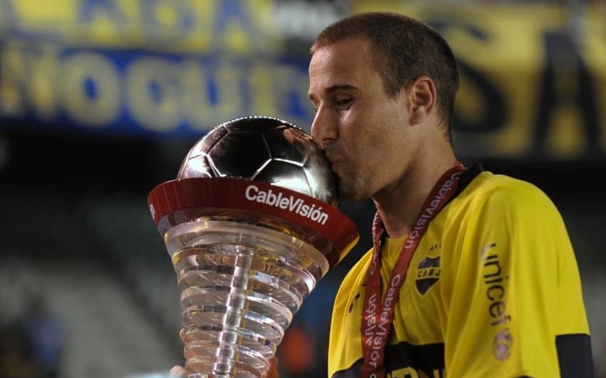 Palacio beija o troféu do Campeonato Argentino que o Boca Juniors ganhou em 2008