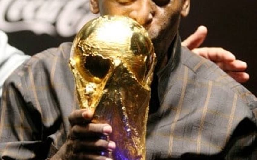 Em evento no Rio de Janeiro em 2010, Pelé beija o troféu da Copa do Mundo