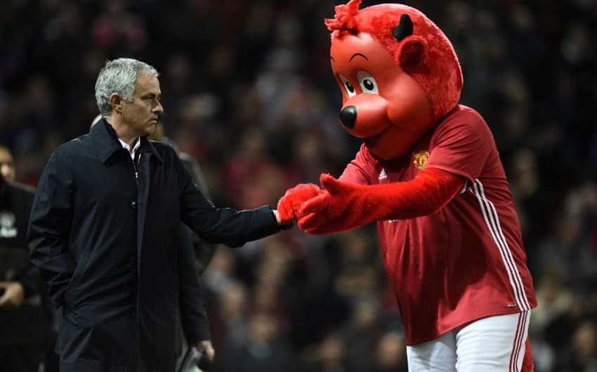 José Mourinho e mascote - Manchester United x Manchester City