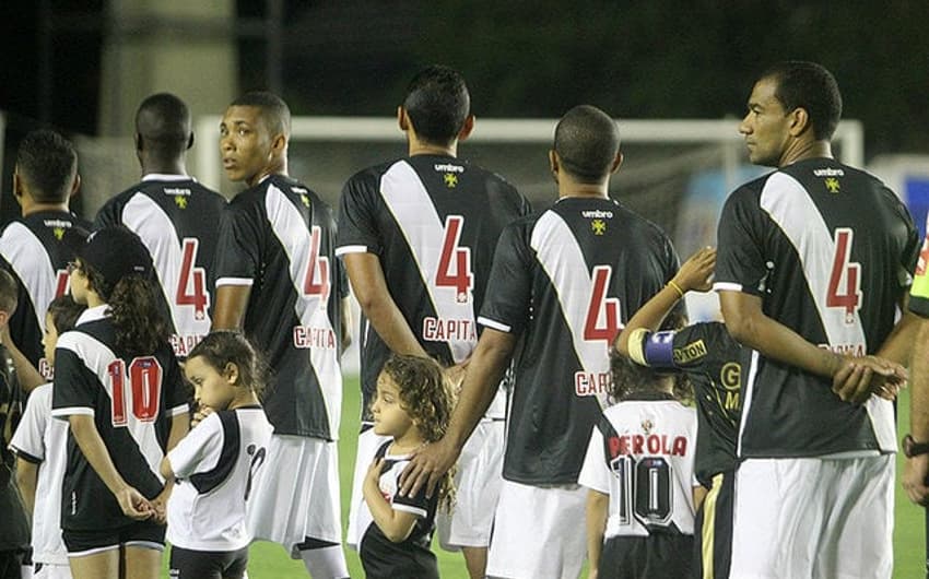 Jogadores com a camisa de Carlos Alberto Torres - Vasco x Avaí