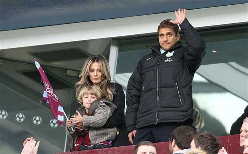 Stiliyan Petrov acena para a torcida do Aston Villa, ao lado da mulher e do filho