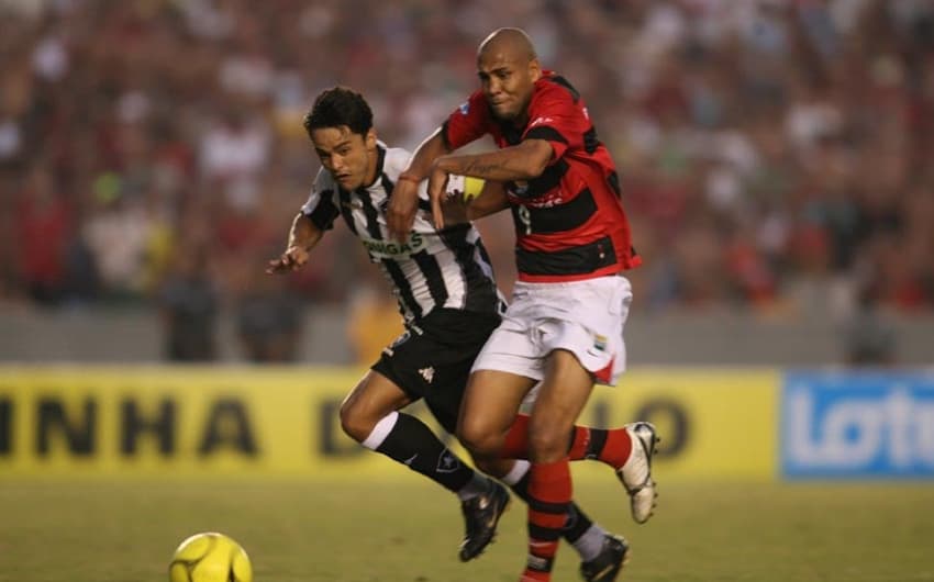 O Flamengo de Souza venceu o Botafogo de Juninho na decisão do Carioca de 2007. Após dois empates por 2 a 2, o Rubro-Negro levou o título na decisão por pênaltis.