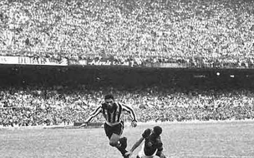 15/12/1962 - Garrincha faz dois, entorta Gerson e participa do terceiro em título carioca do Botafogo