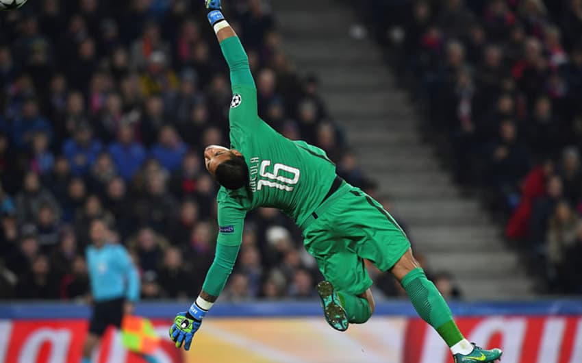 Areola, goleiro do PSG, salta para salvar sua equipe na vitória sobre o Basel