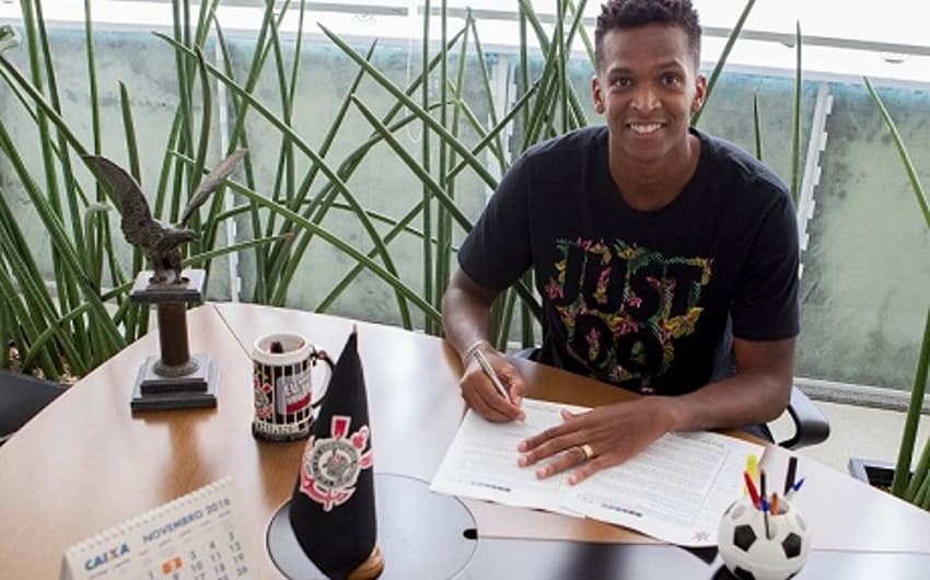 Jô assinou contrato com o Corinthians