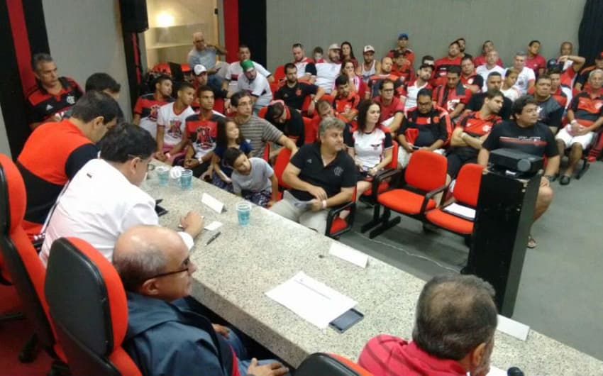 Torcedores do Flamengo conversam com dirigentes