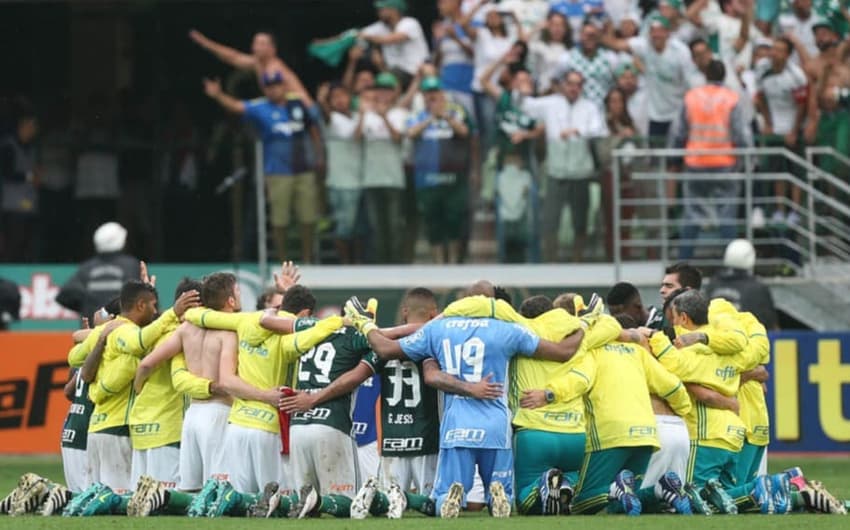 Jogadores e comissão técnica do Palmeiras festejam vitória no gramado