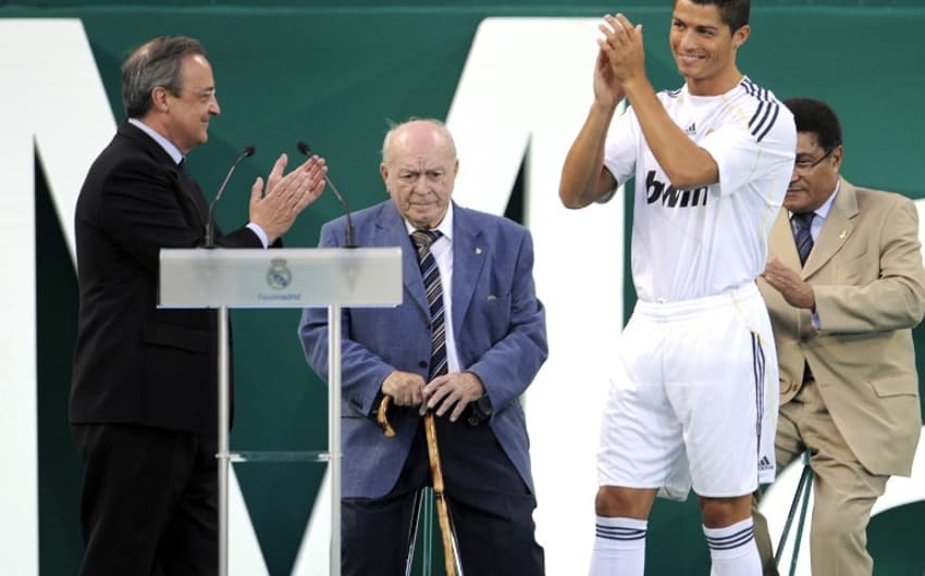 Em 2009 Cristiano Ronaldo foi contratado pelo Real Madrid pela bagatela de 94 milhões de euros