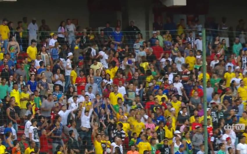 Mineiros comparecem em treino da Seleção e jogadores chutam bolas para a torcida