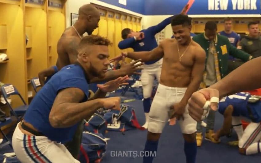 New York Giants mostra 'Desafio do manequim' no vestiário