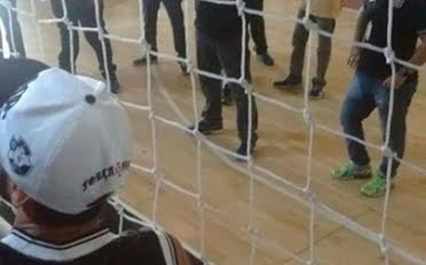 Reunião no Vasco entre torcedores e Euriquinho nesta quinta-feira, no centro da imagem em pé com camisa preta