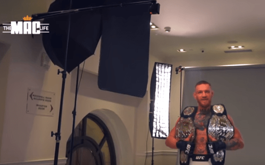 Conor McGregor posa com um cinturão em cada ombro antes do UFC 205