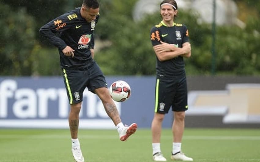 Neymar e Filipe Luís em treino da Seleção Brasileira (Foto: Pedro Martins / MoWA Press)