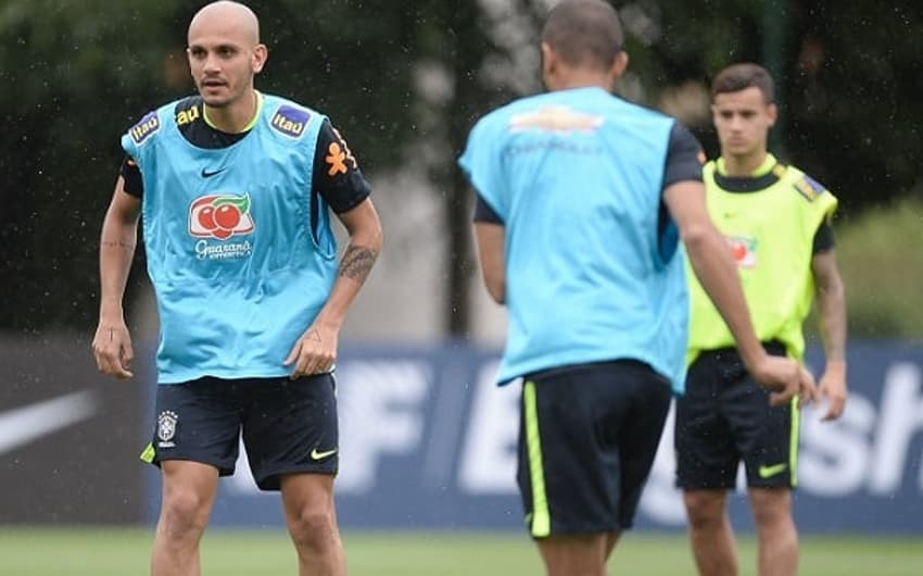 Fábio Santos em treino da Seleção Brasileira (Foto: Pedro Martins/MoWa Press)