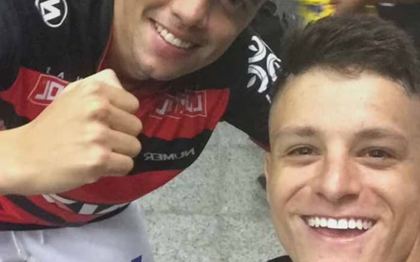 Lucas Crispim e Matheus Ribeiro, do Atlético-GO.