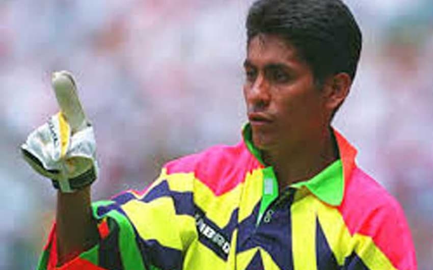 Jorge Campos, ex-goleiro da seleção do México, com um de seus uniformes espalhafotosos