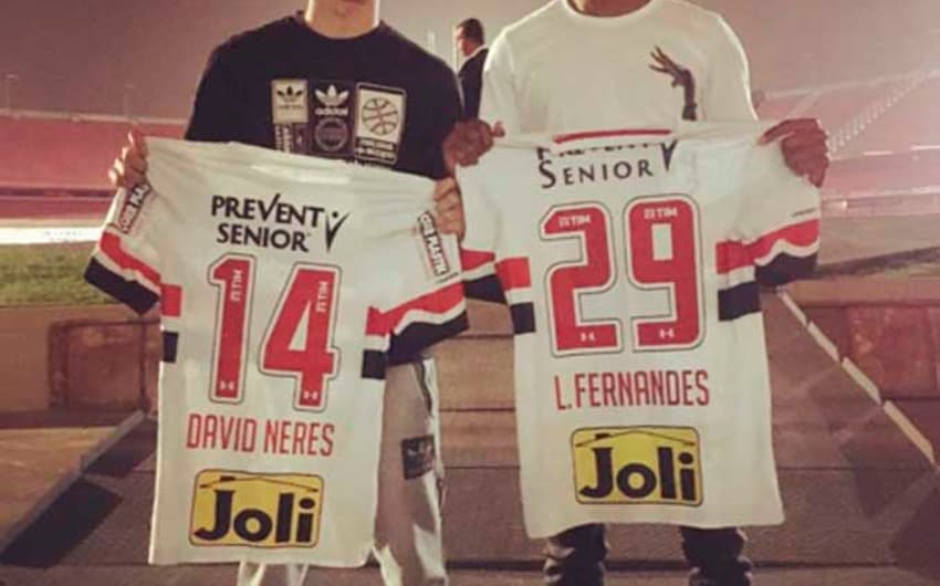 Lucas Fernandes e David Neres postaram fotos juntos em redes sociais com o sonho de jogarem juntos &nbsp;
