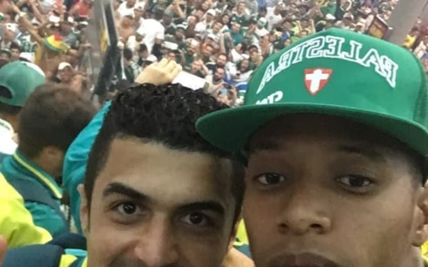 Jogadores do Palmeiras gravam festa da torcida
