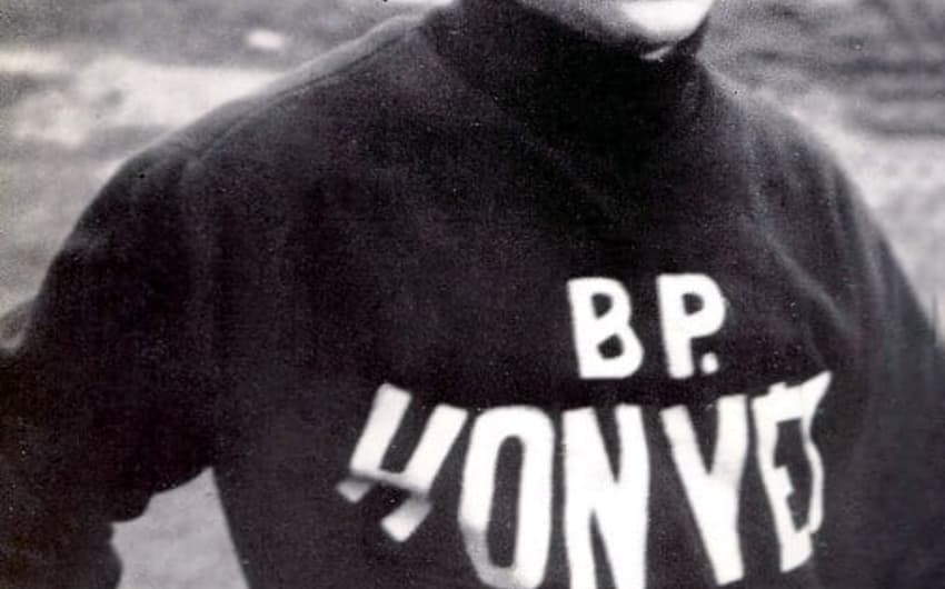 Puskas veste a camisa do Honved Budapest, clube que o revelou