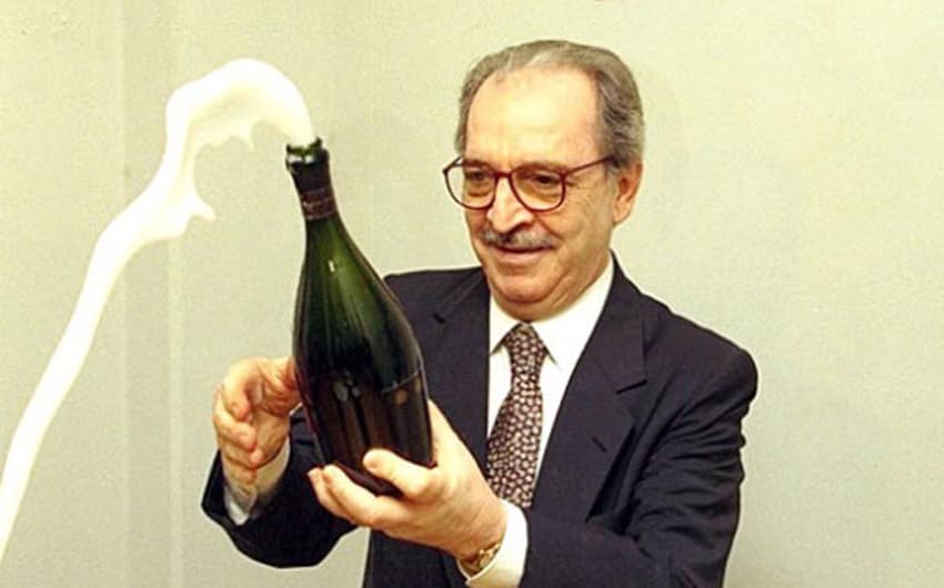 Álvaro Barcellos (10 de dezembro de 1996 a 4 de agosto de 1998)&nbsp;comemorando a permanência do Flu na Série A