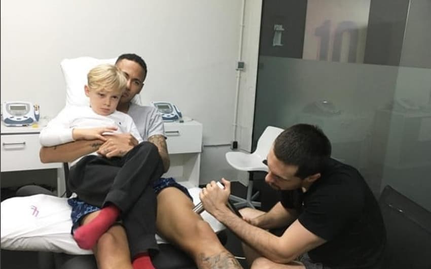 Neymar faz fisioterapia acompanhado do filho David Lucca