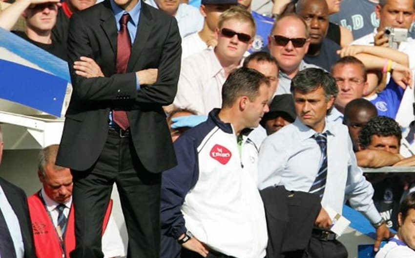 José Mourinho, pelo Chelsea, e Arsène Wenger, pelo Arsenal, na temporada 2004/05