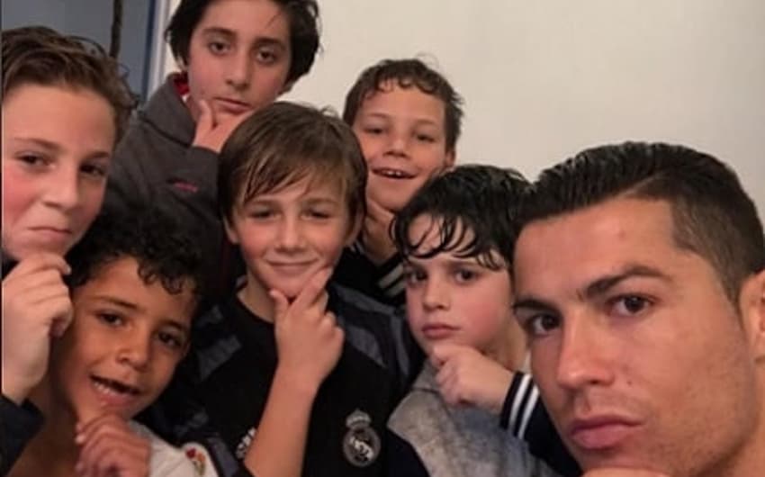 Filho de Cristiano Ronaldo e seus amigos imitam comemoração do jogador