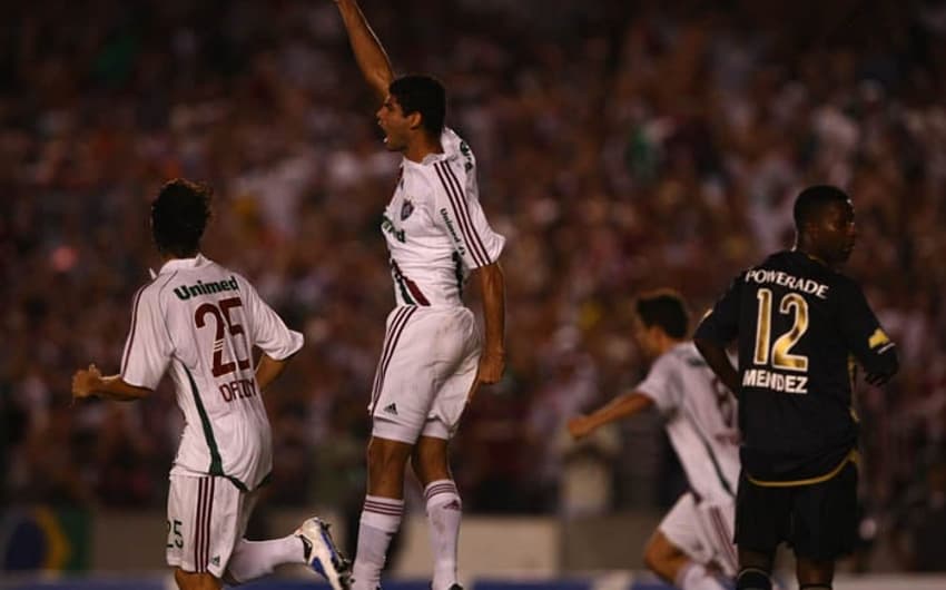 2/12/2009 - Fluminense 3x0 LDU: Gum comemora o terceiro gol do Fluminense, mas não foi suficiente para conquistar o título
