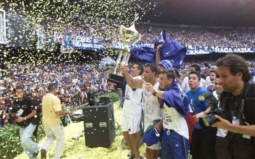 30/11/2003 - Cruzeiro 2x1 Paysandu, no Mineirão - Raposa campeã com duas rodadas de antecedência (à época eram 24 os participantes)