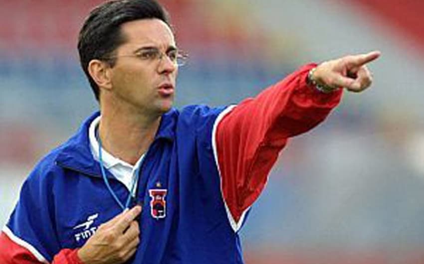 Em 2000 iniciou carreira de técnico no Paraná, clube onde ganhou, como jogador, o título paranaenese de 1997