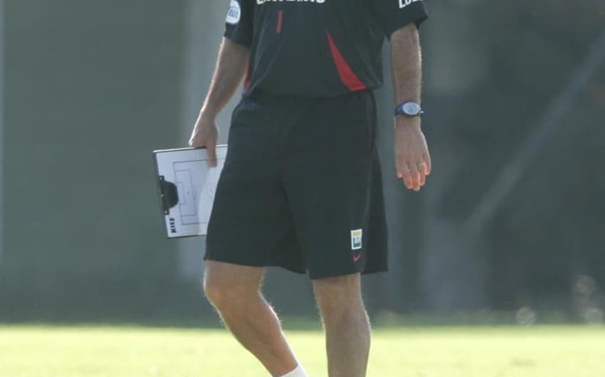 Caio Júnior foi treinador do Flamengo no Brasileirão de 2008