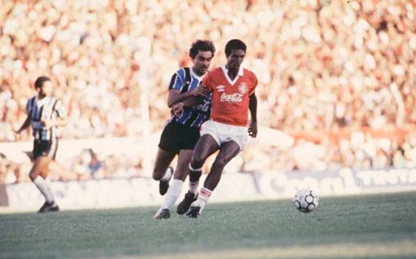 Nílson foi o herói do Inter no 'Gre-Nal do Século'. Em 12 de fevereiro de 1989, ele marcou os dois no 2 a 1 sobre o Grêmio