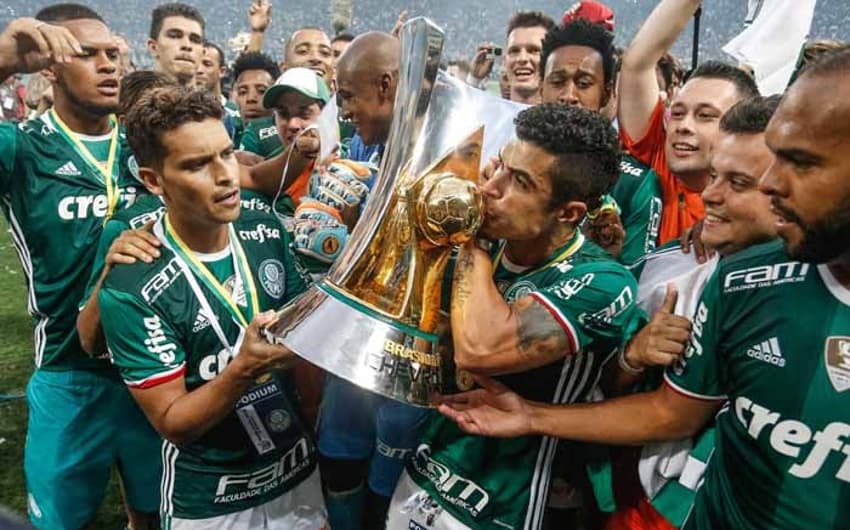 Campeão brasileiro nesta rodada, Palmeiras, que está atualmente com 77 pontos, ainda joga com o Vitória (fora)