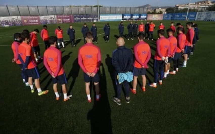 Jogadores do Barcelona fizeram minuto de silêncio antes do treino (foto: Divulgação)