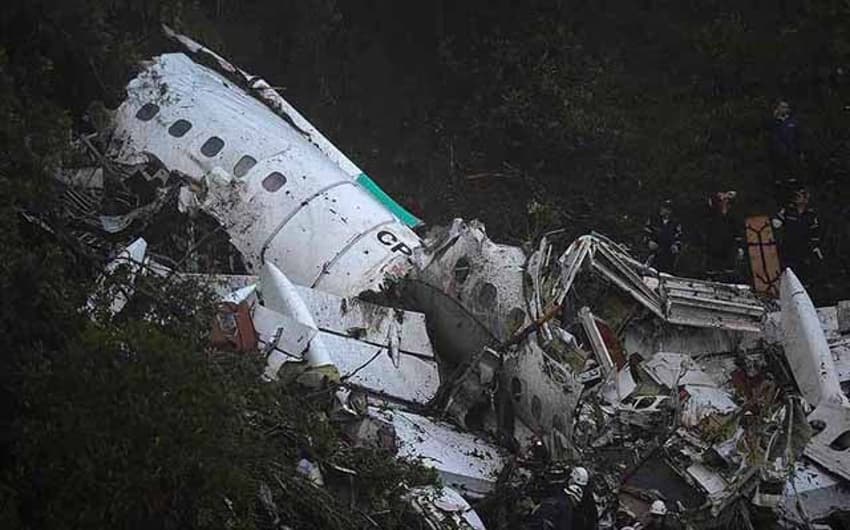 Chapecoense tem desafio de se reerguer após queda de avião deixar 71 mortos e seis feridos