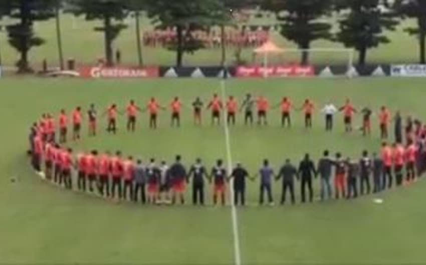 Jogadores do Flamengo fizeram minuto de silêncio em homenagem às vítimas da tragédia