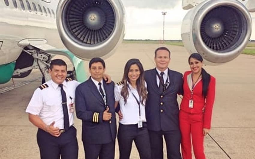 Ximena Suárez, comissária sobrevivente de voo da Chapecoense posta fotos com colegas